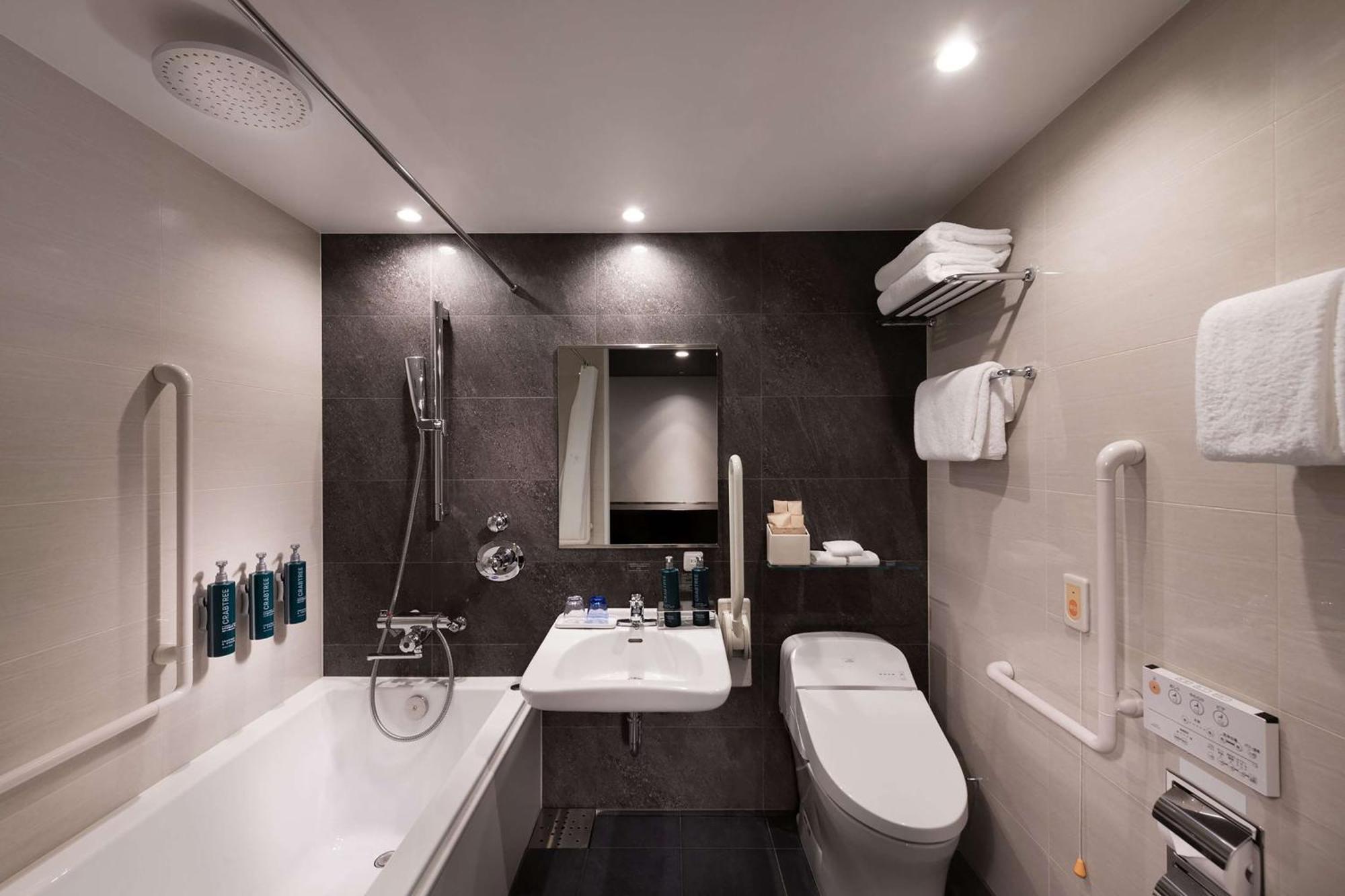 Отель Doubletree By Hilton Tokyo Ariake Экстерьер фото
