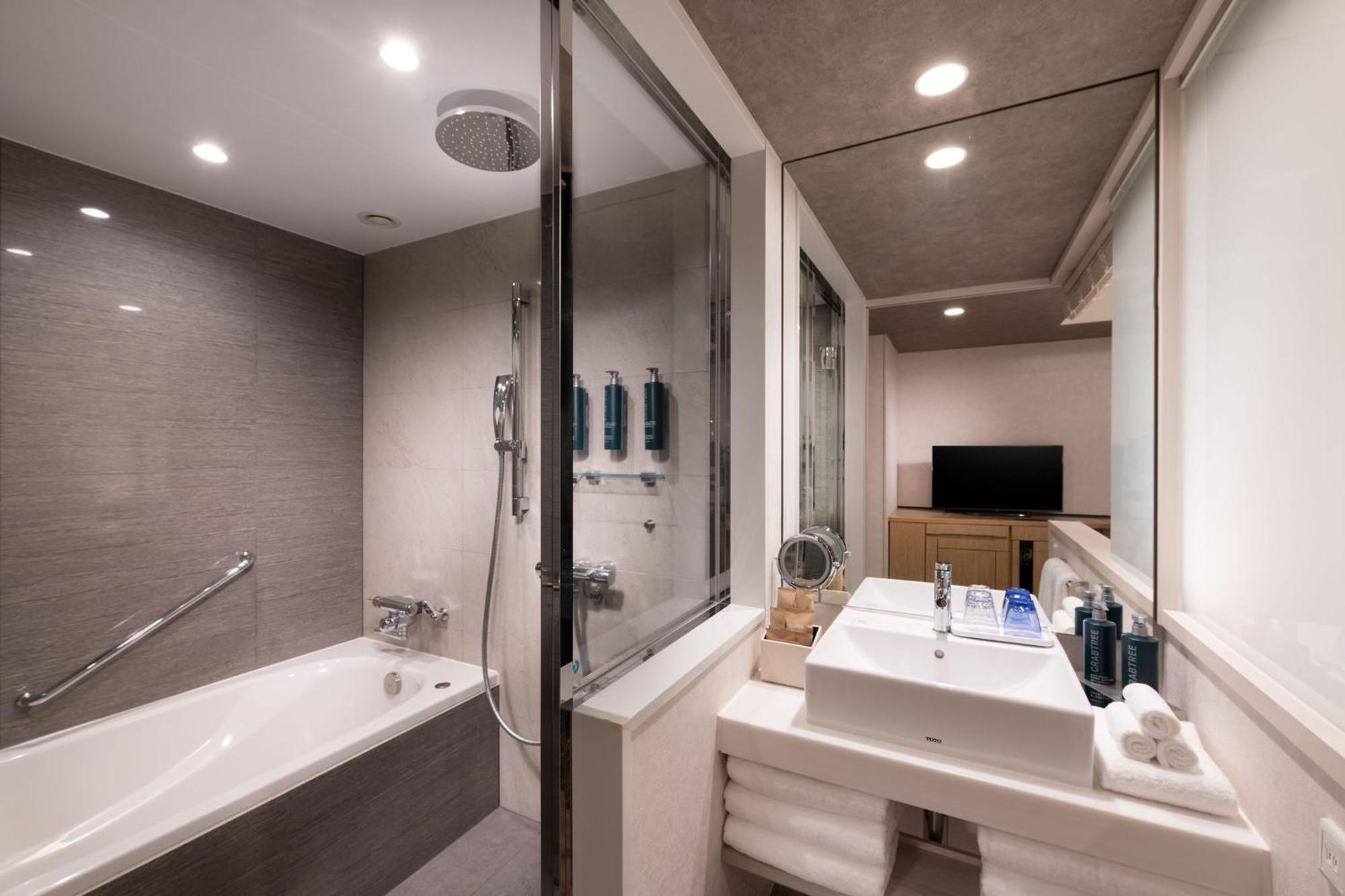 Отель Doubletree By Hilton Tokyo Ariake Экстерьер фото